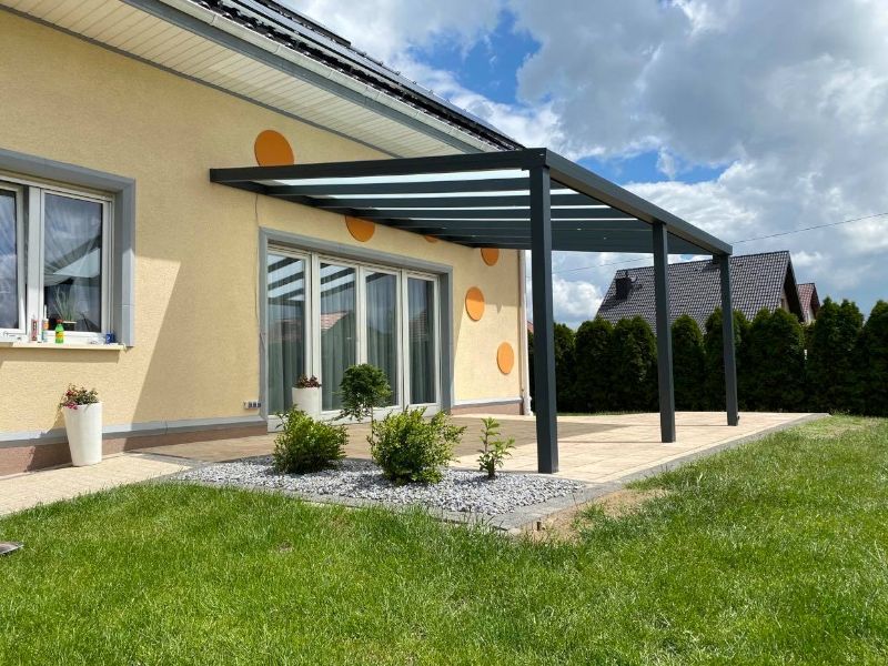 Aluminiowe zadaszenia – poznajmy ich rodzaje, możliwości i cechy techniczne