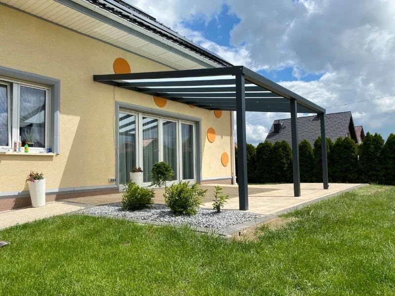 Aluminiowe zadaszenia – poznajmy ich rodzaje, możliwości i cechy techniczne