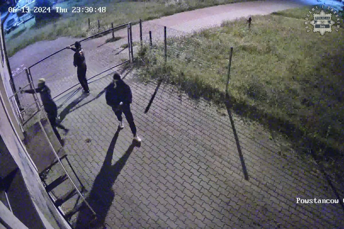 Policja poszukuje sprawców uszkodzenia elewacji piekarni w Żorach