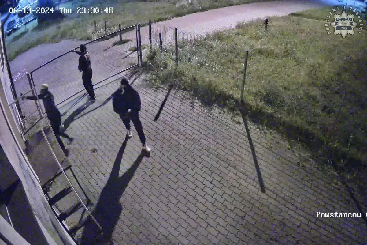 Policja poszukuje sprawców uszkodzenia elewacji piekarni w Żorach