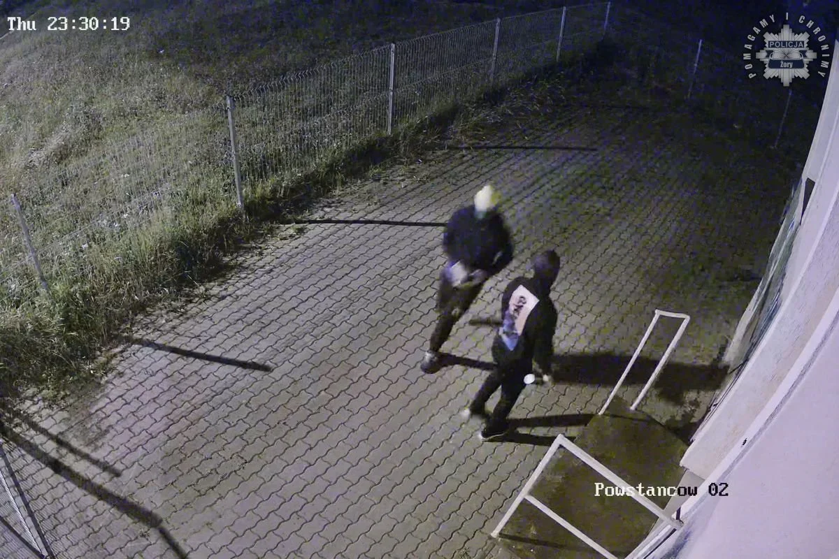 Policja poszukuje sprawców uszkodzenia elewacji piekarni w Żorach