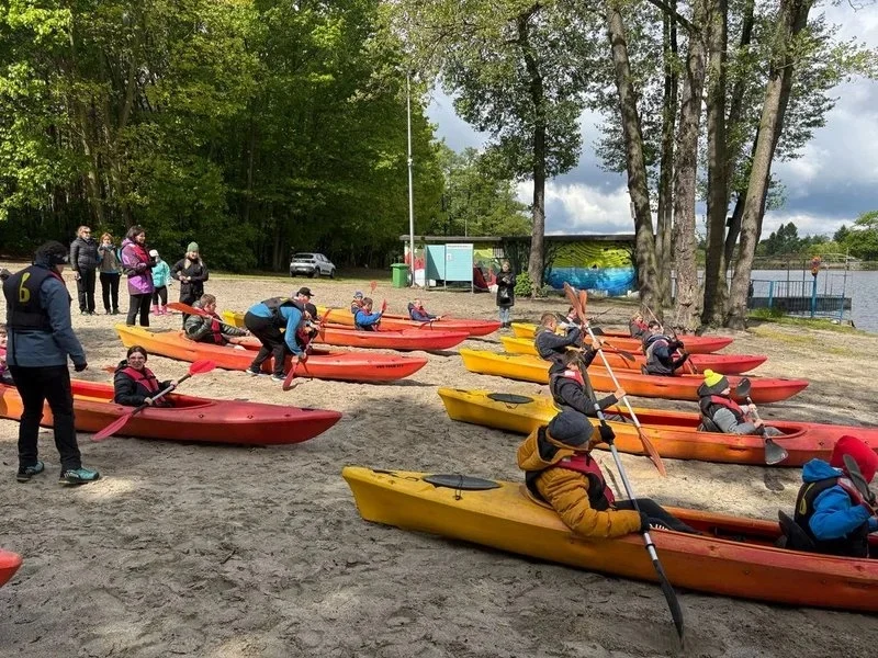 Warsztaty kajakowe dla uczniów ZSS w Żorach na kąpielisku „Śmieszek” [FOTO]