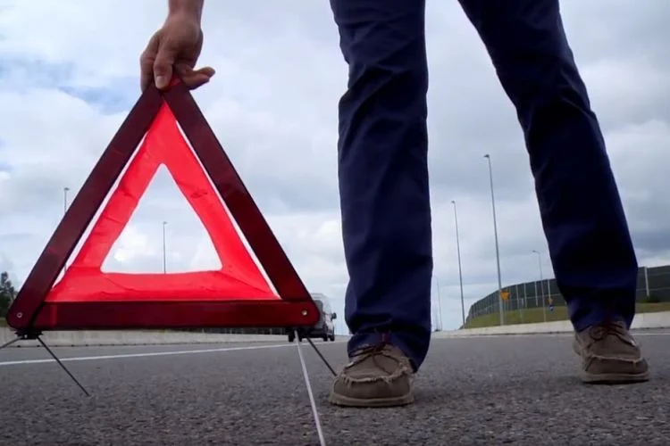 Trójkąt ostrzegawczy ratuje życie – ustawiaj go zgodnie z przepisami