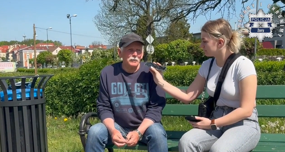 Uczniowie z Żor przeprowadzili sondę uliczną o poczuciu bezpieczeństwa i pracy Policji