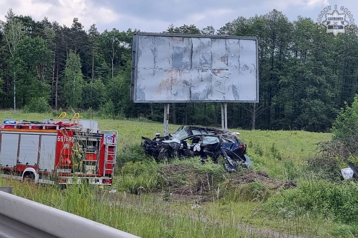 Groźny wypadek na DK81 – 63-letnia kobieta dachowała po zjeździe do rowu