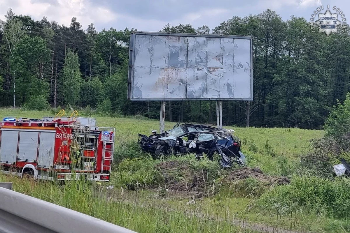 Groźny wypadek na DK81 – 63-letnia kobieta dachowała po zjeździe do rowu