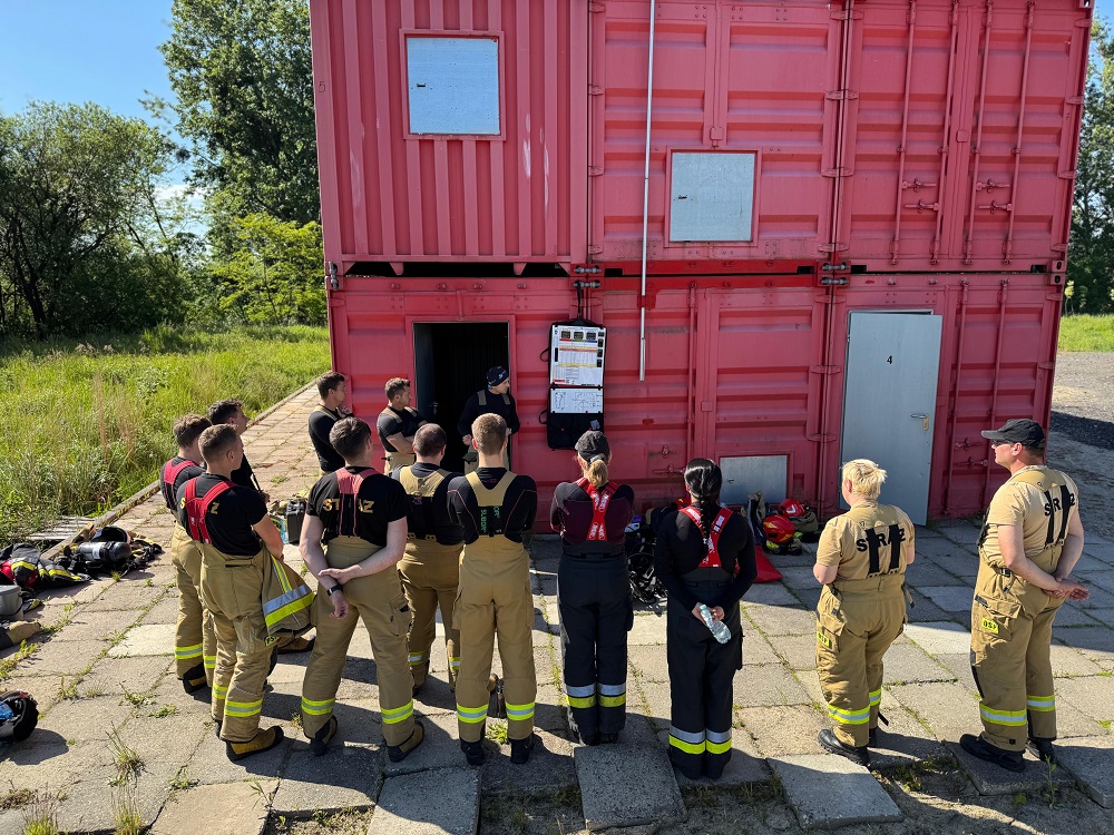 Strażacy z Żor ćwiczyli gaszenie pożarów wewnętrznych na poligonie PSP