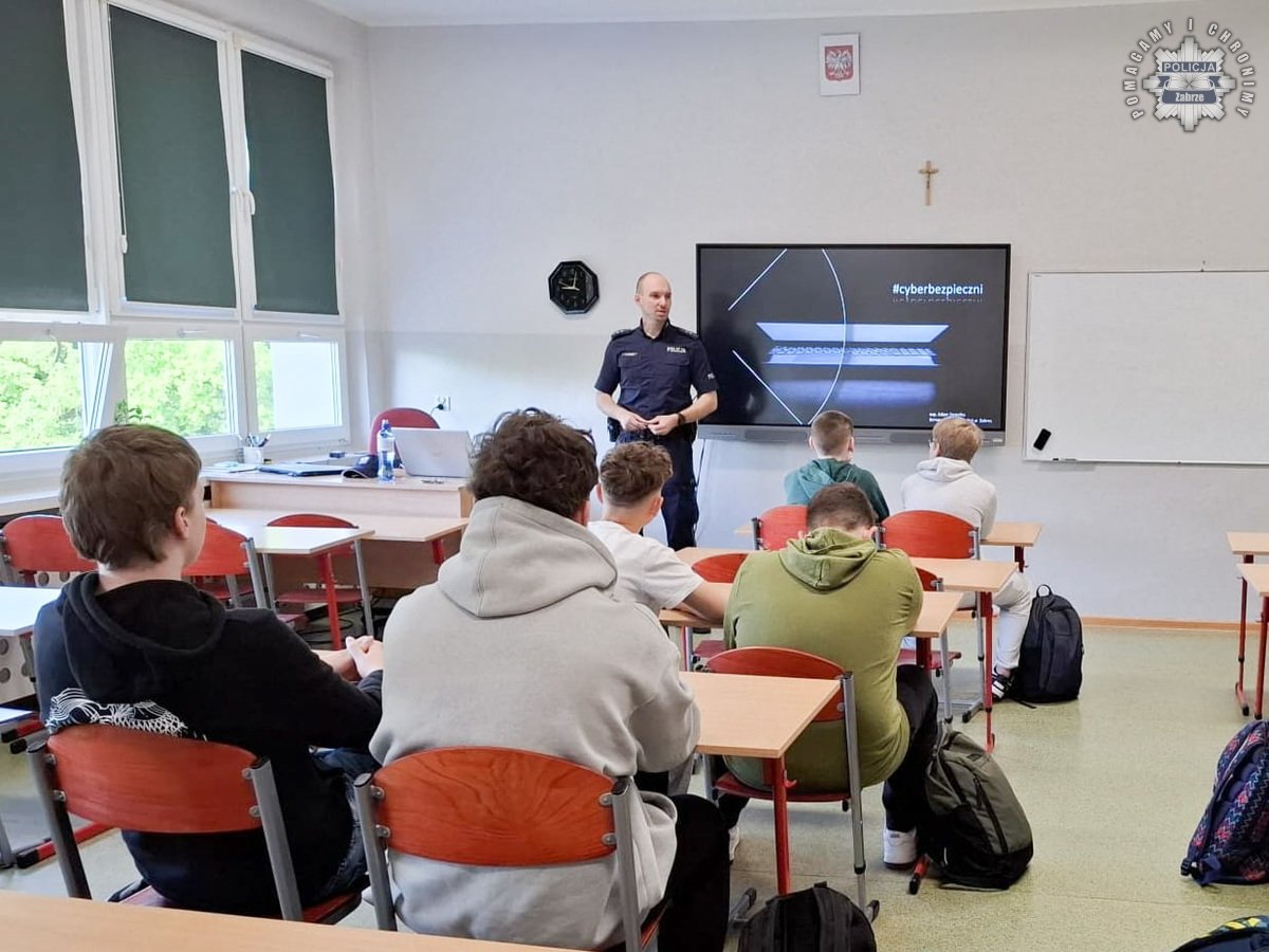 Zabrze: Policjant ostrzegał uczniów SP 28 przed zagrożeniami w sieci