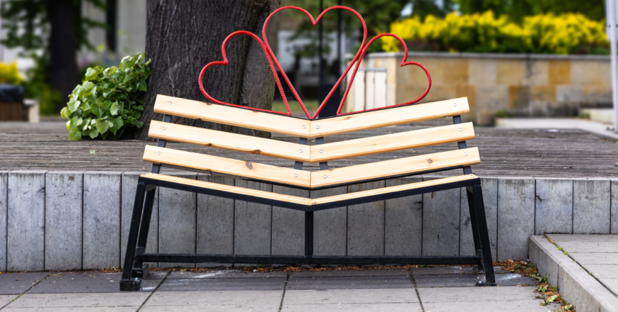 „Ławki dla zakochanych” – nowe miejsca spotkań w Zabrzu