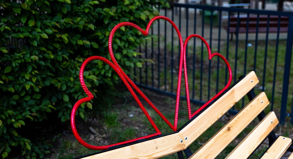 „Ławki dla zakochanych” – nowe miejsca spotkań w Zabrzu