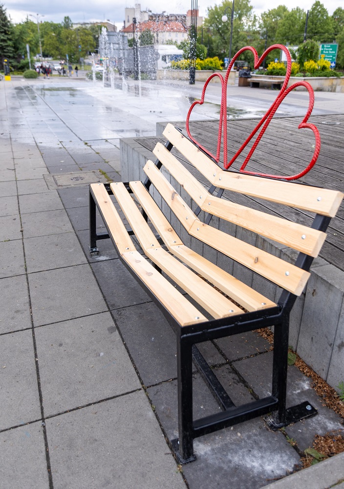 „Ławki dla zakochanych” – nowe miejsca spotkań w Zabrzu