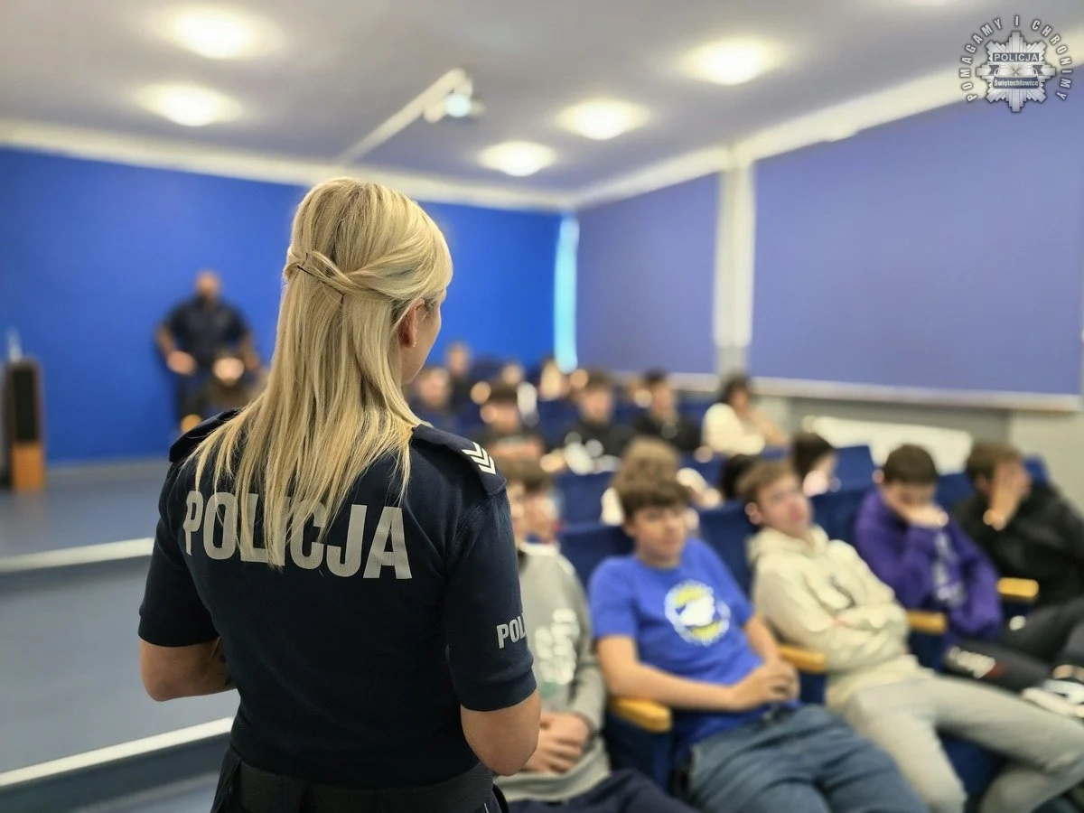 Świętochłowiccy policjanci uczą młodzież, jak walczyć z hejtem i mową nienawiści
