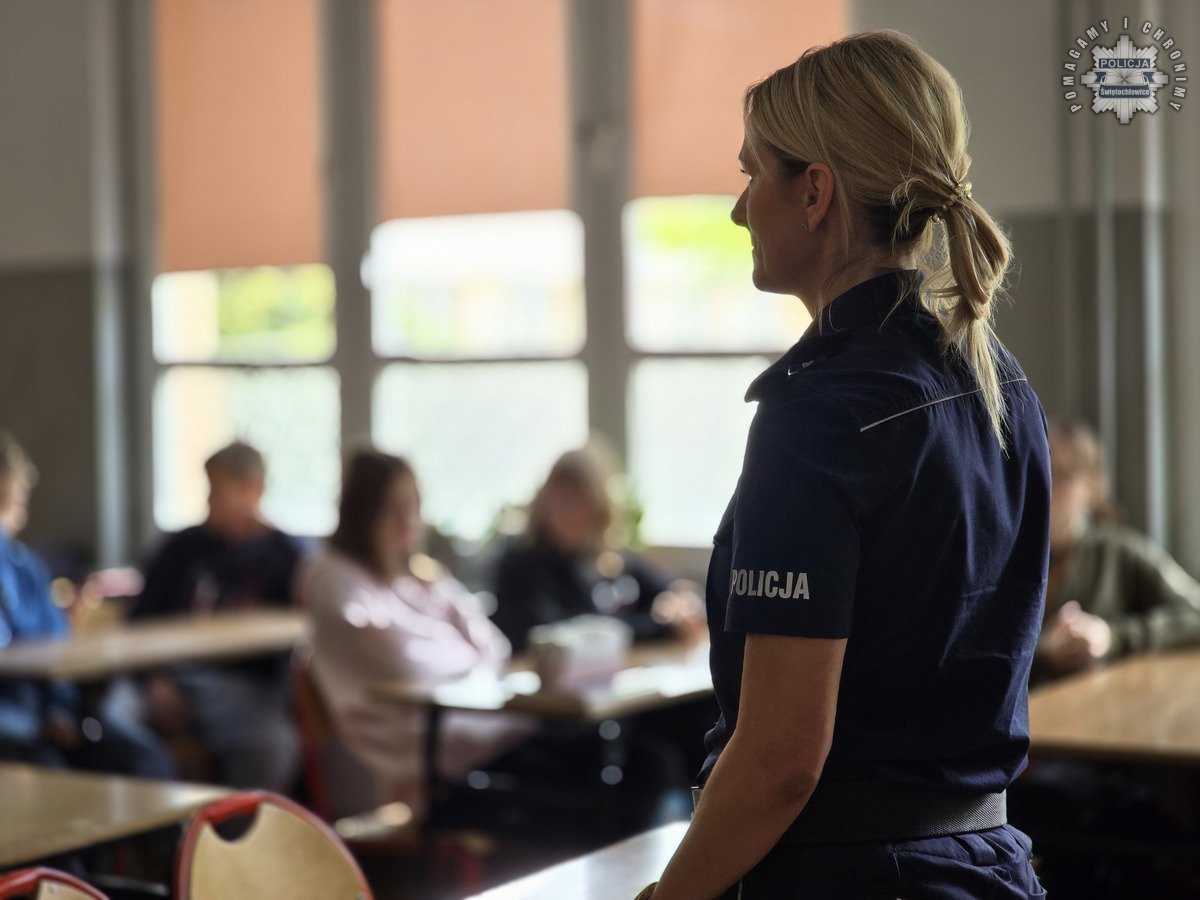 Policjanci ze Świętochłowic spotkali się z uczniami, by rozmawiać o hejcie i cyberprzemocy