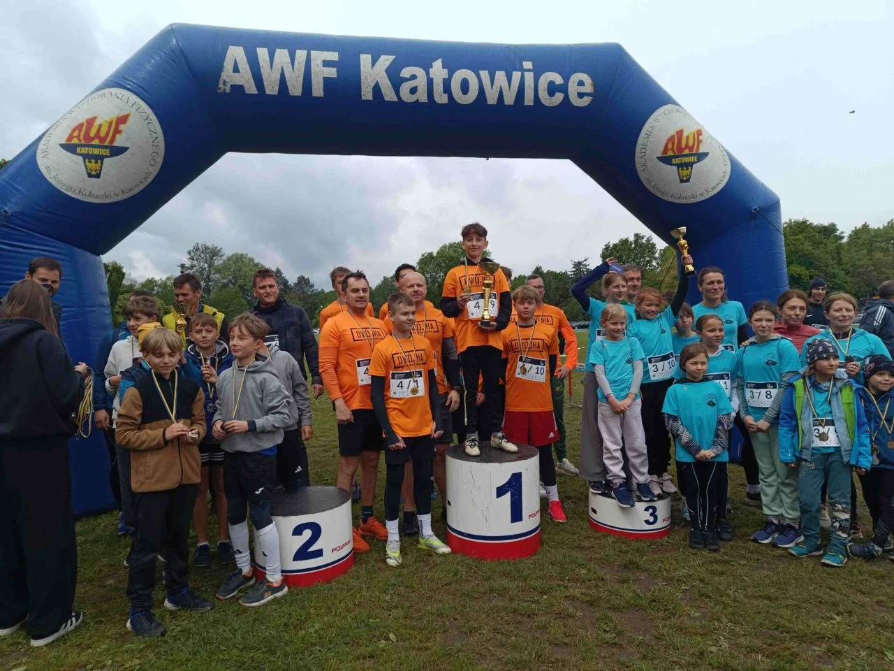 SP nr 2 ze Świętochłowic zwycięża w Sztafecie Pokoleń! Sukces mimo deszczu i zimna