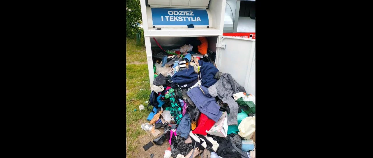 Akty wandalizmu w mieście: zniszczono kontenery na odzież i zamontowano prywatne kłódki