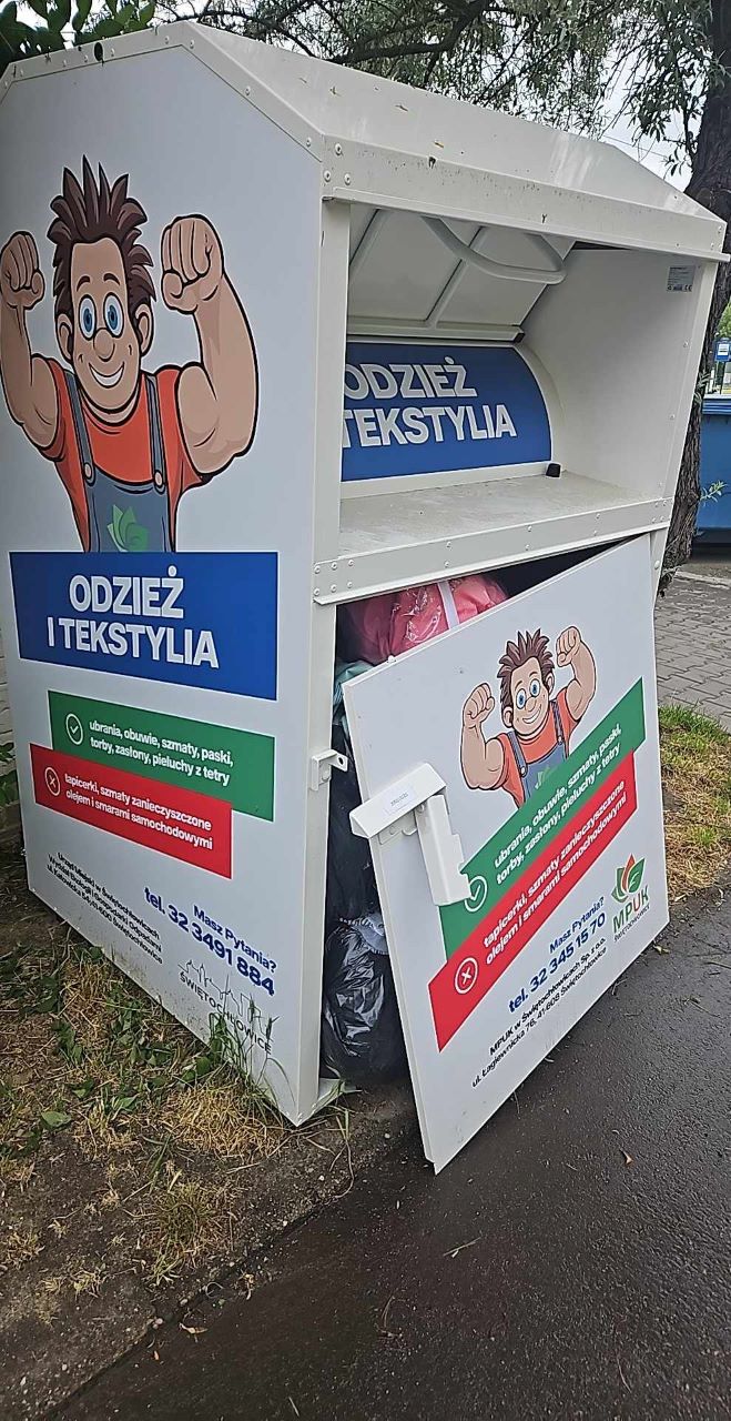 Akty wandalizmu w mieście: zniszczono kontenery na odzież i zamontowano prywatne kłódki