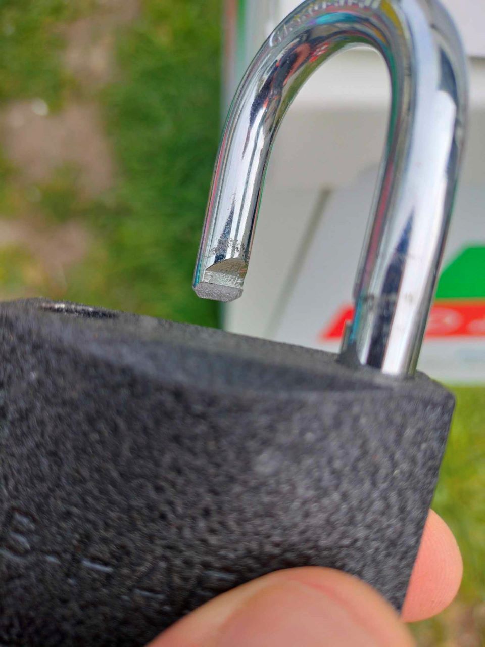 Akty wandalizmu w mieście: zniszczono kontenery na odzież i zamontowano prywatne kłódki