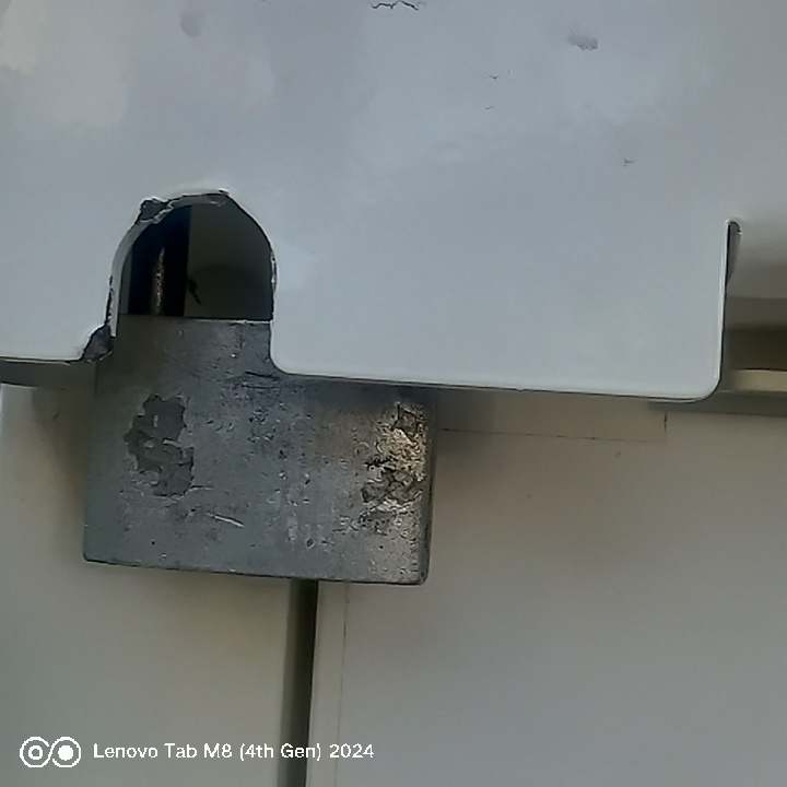 Akty wandalizmu w mieście: zniszczono kontenery na odzież i zamontowano prywatne kłódki