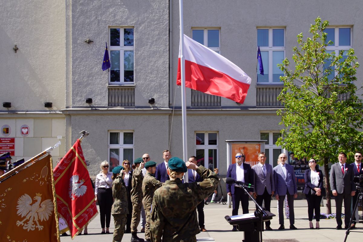 Biało-czerwona flaga powiewa nad chorzowskim rynkiem — za nami miejskie obchody Dnia Flagi