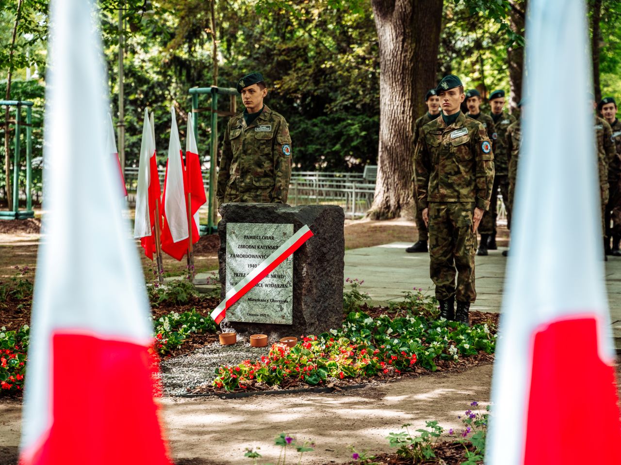 Chorzów uczcił 85. rocznicę Zbrodni Katyńskiej. Nowa tablica i sesja naukowa [ZDJĘCIA]