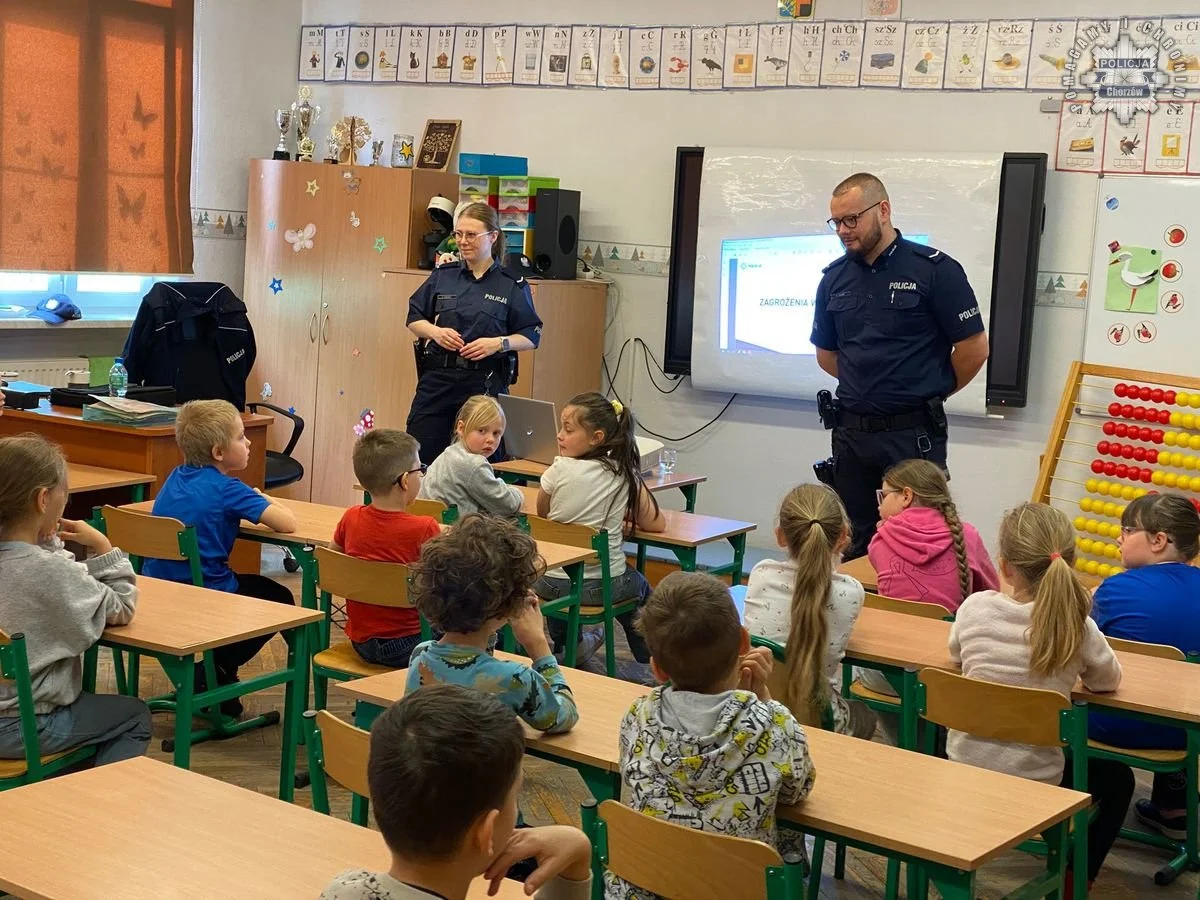 Kampania społeczna "Wylogowani" - mundurowi odwiedzili uczniów klas pierwszych SP nr 1