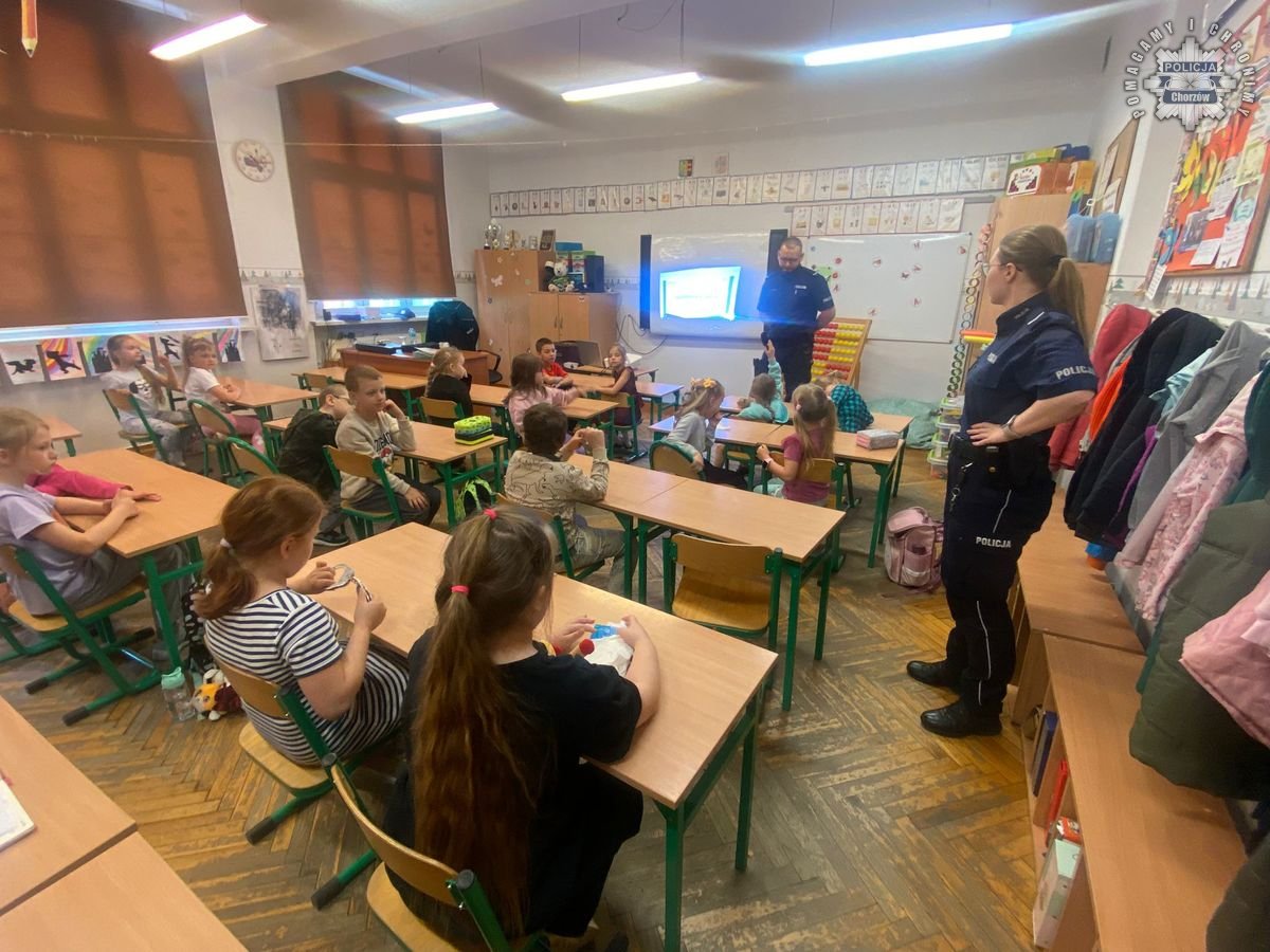 Kampania społeczna "Wylogowani" - mundurowi odwiedzili uczniów klas pierwszych SP nr 1
