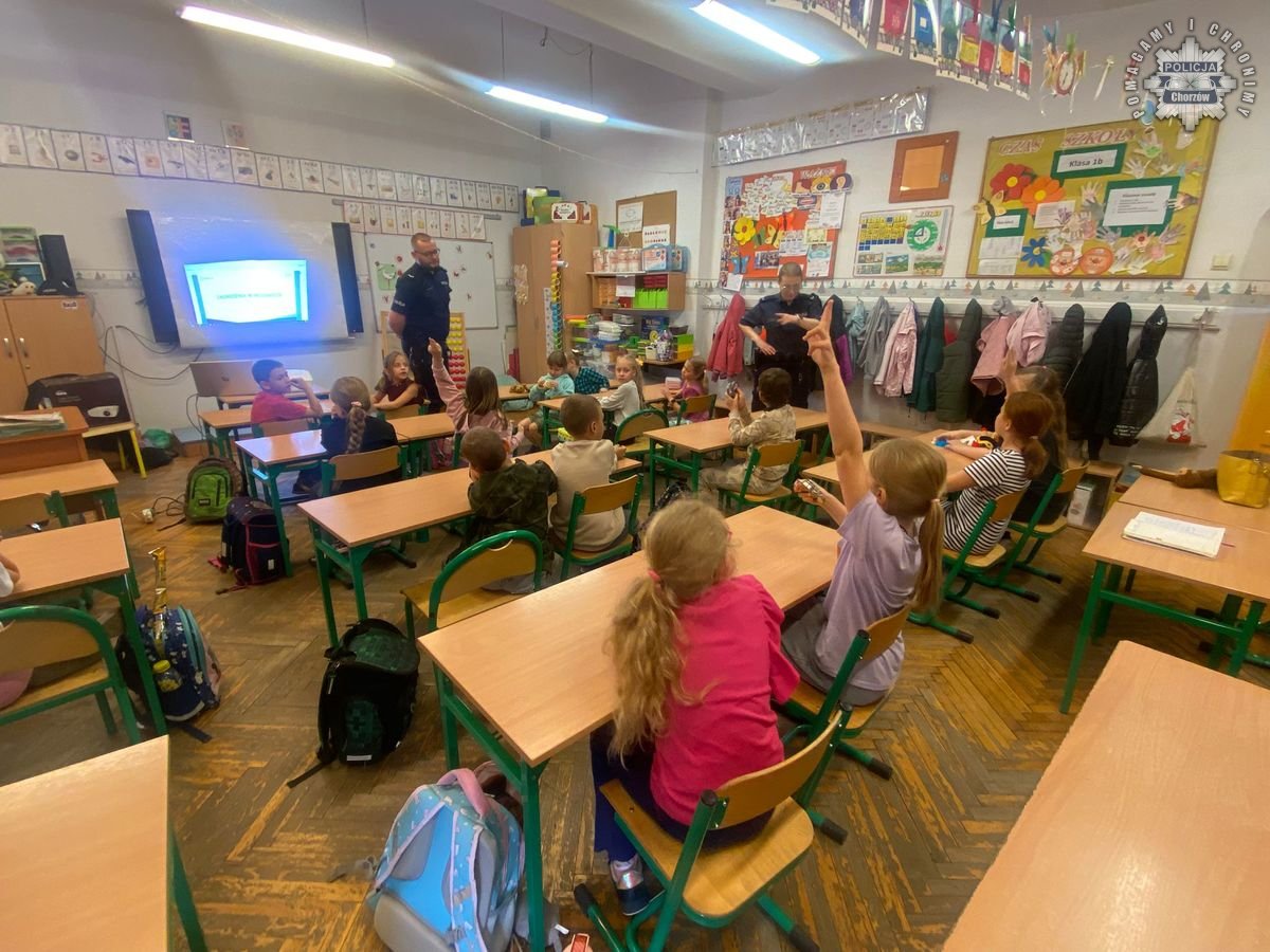 Kampania społeczna "Wylogowani" - mundurowi odwiedzili uczniów klas pierwszych SP nr 1