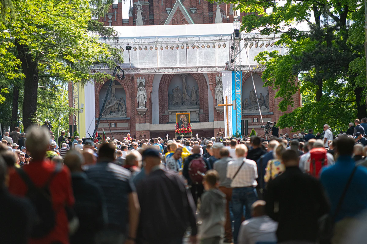 Kalwaryjskie Wzgórze zapełnili wierni! Pielgrzymi udali się do Piekar Śląskich [ZDJĘCIA]