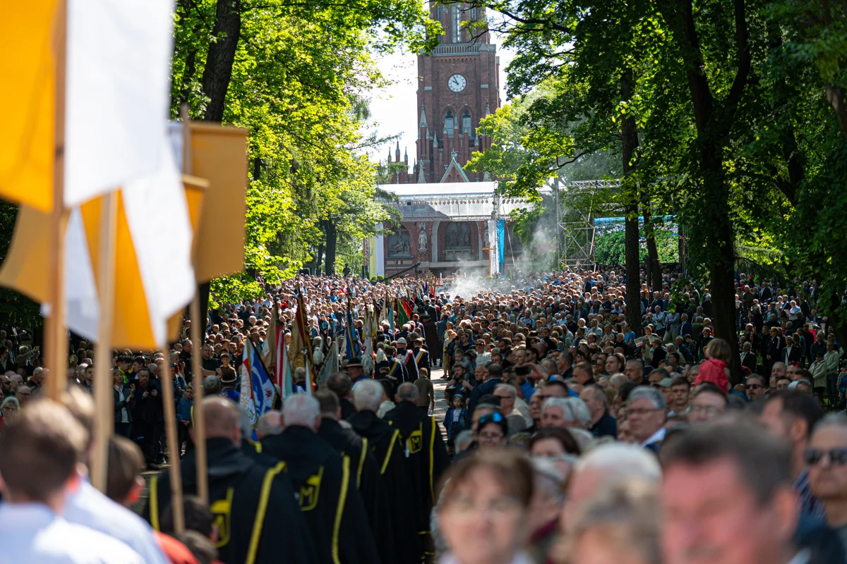 Kalwaryjskie Wzgórze zapełnili wierni! Pielgrzymi udali się do Piekar Śląskich [ZDJĘCIA]