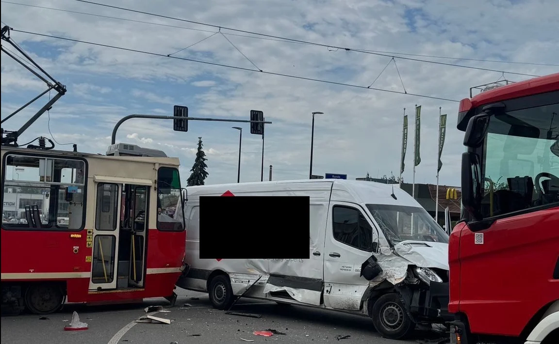 Groźne zderzenie na Rondzie Karmańskim. Tramwaj uderzył w auto dostawcze