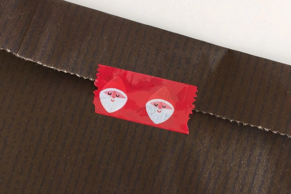 Naklejki plombowe: Jak zapewniają bezpieczeństwo i zapobiegają manipulacji?