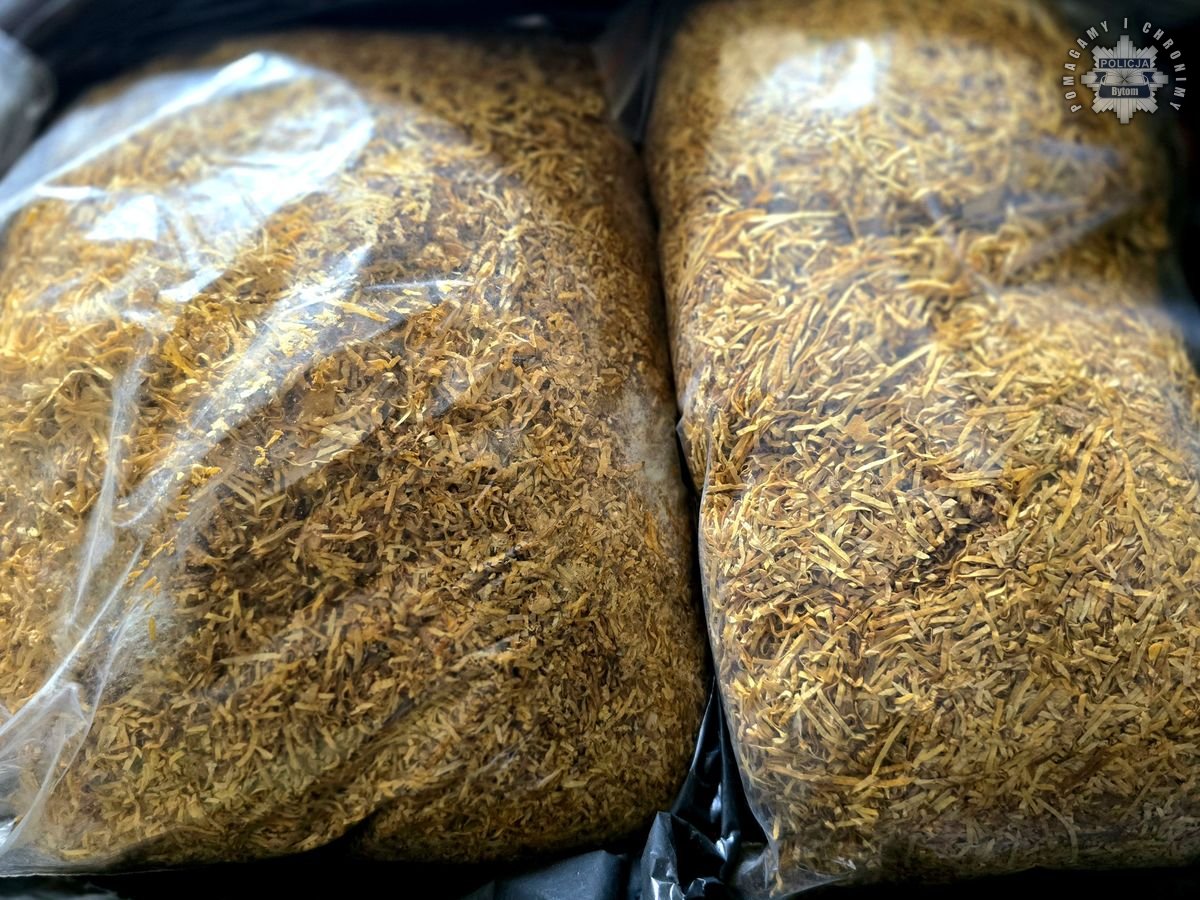 Gigantyczna ilość nielegalnych papierosów na targowisku. 42-latka zatrzymana