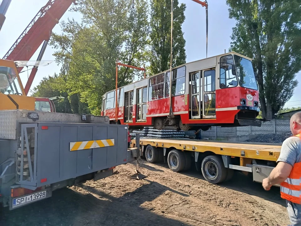 Zabytkowy tramwaj już w drodze do Muzeum PRL-u!