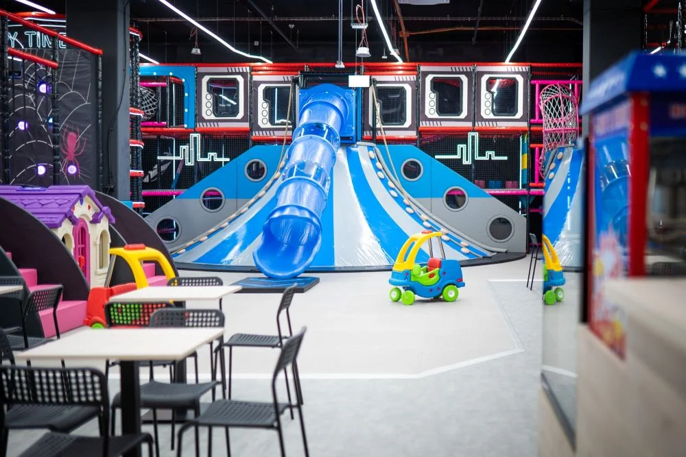 Dlaczego warto iść z dzieckiem na sale zabaw?