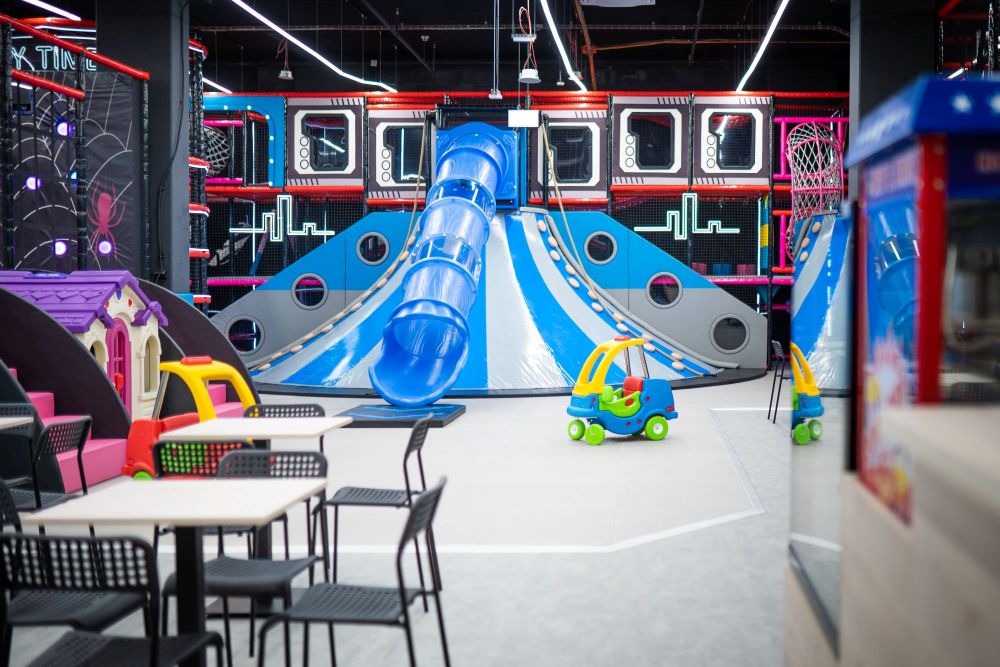 Dlaczego warto iść z dzieckiem na sale zabaw?