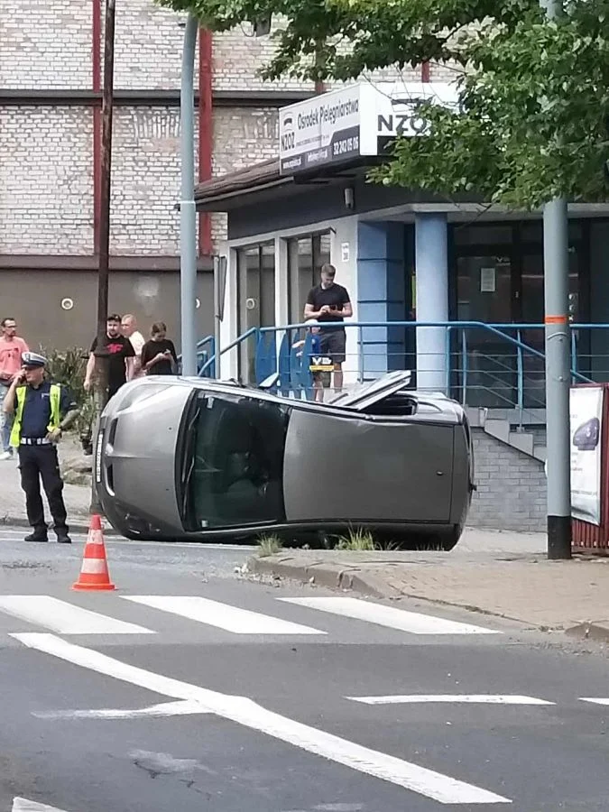 Kolizja na skrzyżowaniu ulic 1 Maja i Teatralnej w Wirku