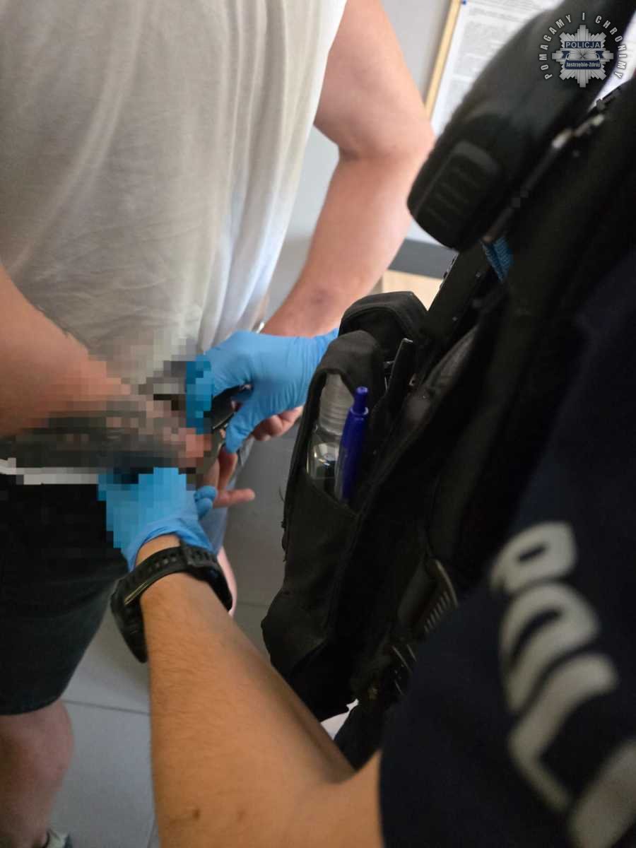 Wandal z Rudy Śląskiej zniszczył nawierzchnię boiska na 100 tys. zł