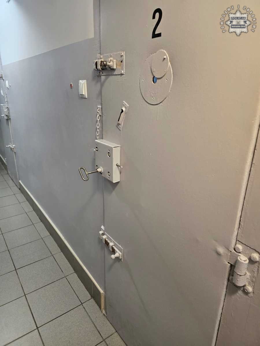 Wandal z Rudy Śląskiej zniszczył nawierzchnię boiska na 100 tys. zł