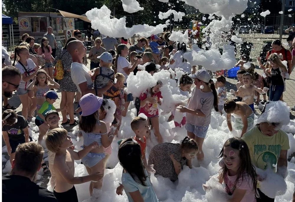 Plażowa radość i piana party – tłumy na otwarciu sezonu przed Aquadromem [FOTO]