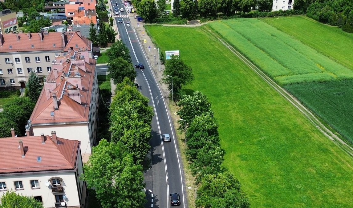 Zakończono remont ul. Wyzwolenia – nowa jezdnia, chodniki i parking