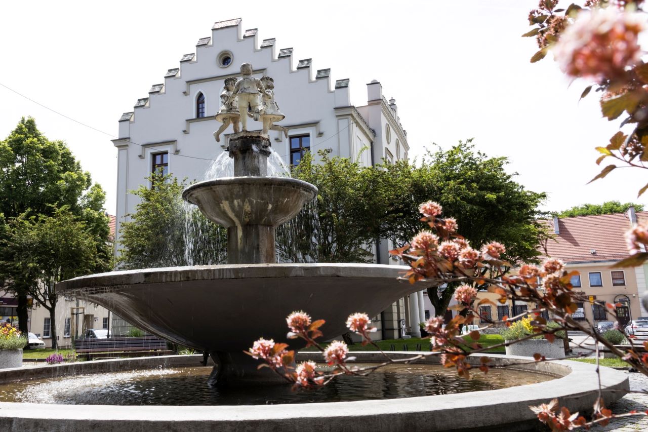 Zabytkowa fontanna na Rynku przejdzie renowację – umowa podpisana!