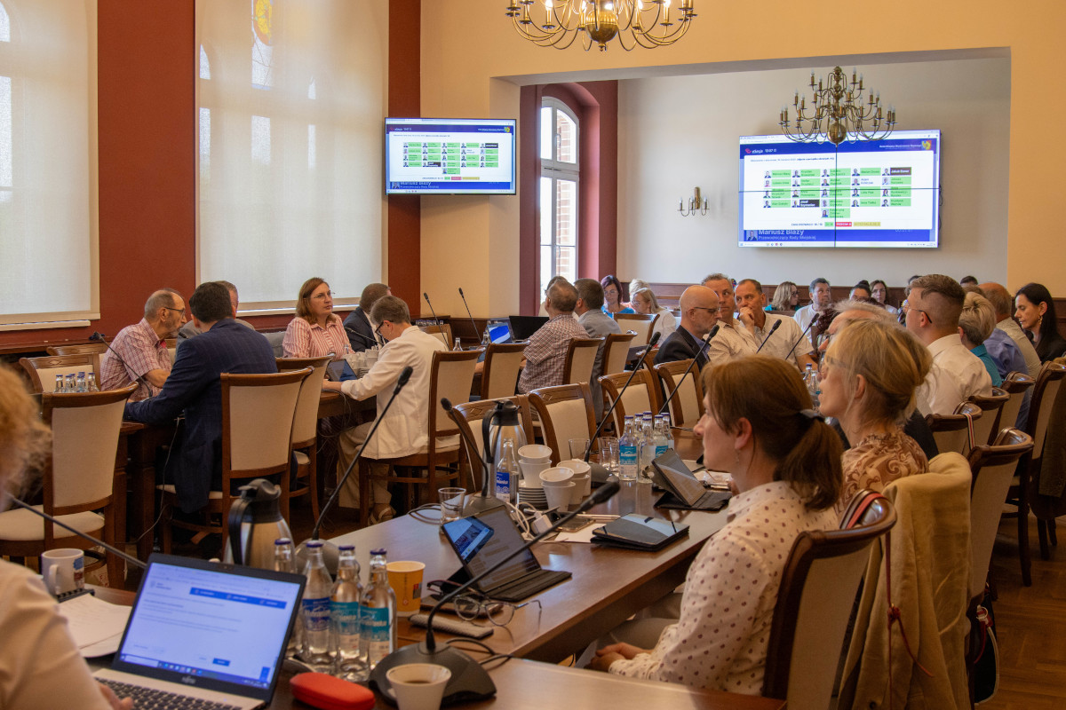 Wodzisław Śląski: sesja Rady Miejskiej – absolutorium, zmiany w budżecie i plany komunikac