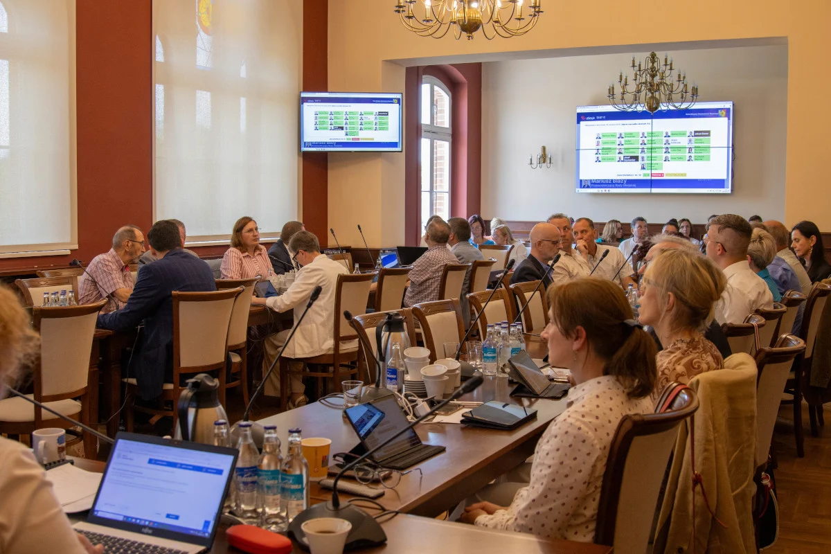 Wodzisław Śląski: sesja Rady Miejskiej – absolutorium, zmiany w budżecie i plany komunikac