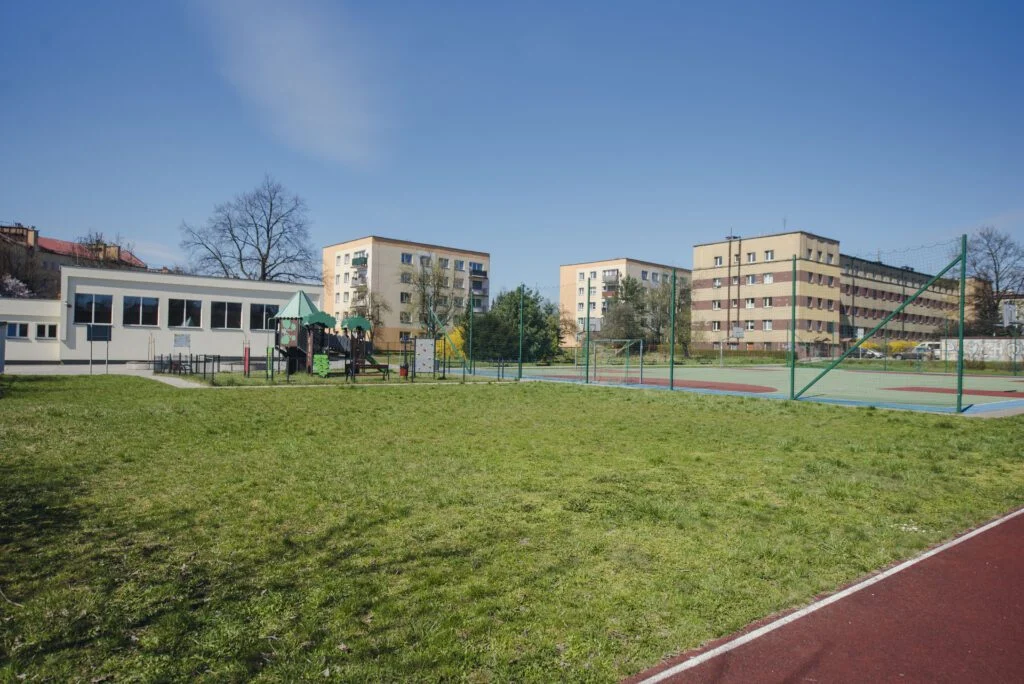 Nowe inwestycje w Siemianowicach: wybieg dla psów i strefy rekreacyjne przy szkołach