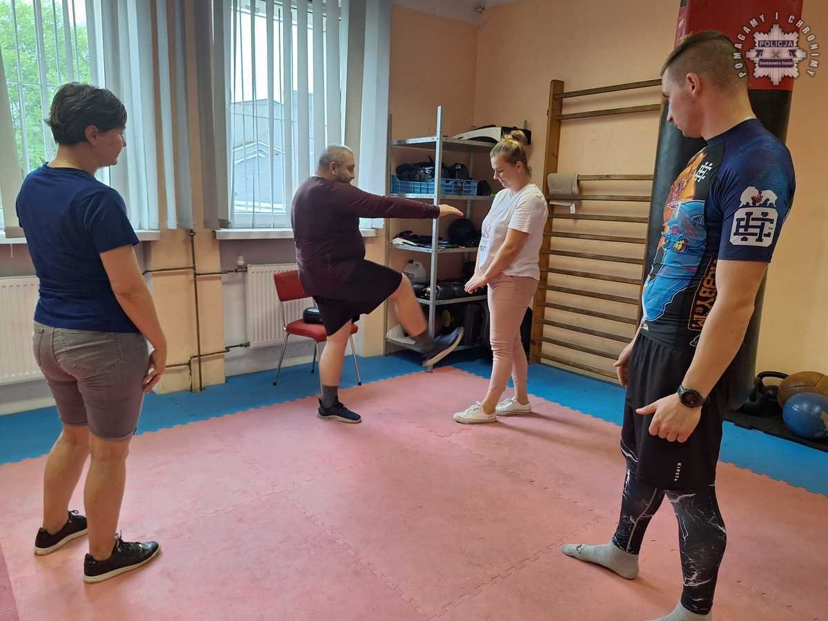 Siemianowiccy mundurowi uczą pracowników szpitala jak reagować na agresję