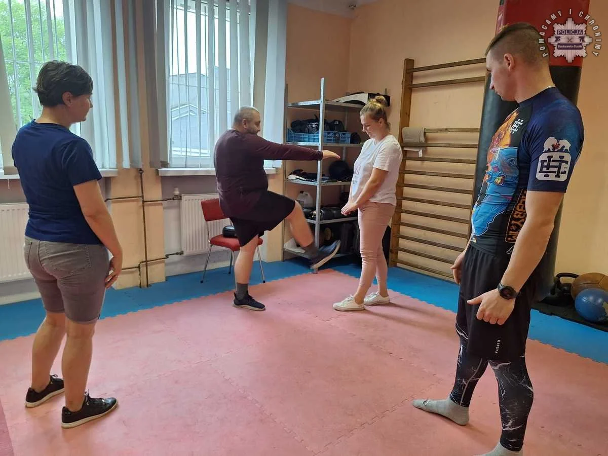 Siemianowiccy mundurowi uczą pracowników szpitala jak reagować na agresję