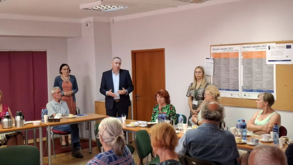 Cyberbezpieczeństwo i aktywizacja seniorów – szkolenie w Powiatowym Urzędzie Pracy