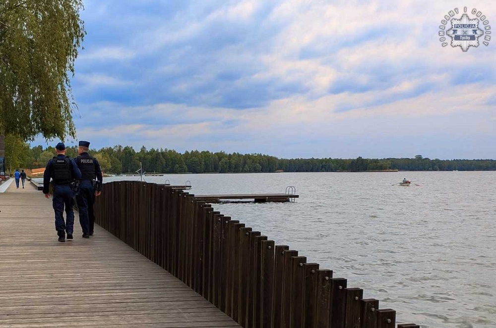 Policjanci nad Jeziorem Paprocańskim. Trwa sezonowy nadzór nad wodą