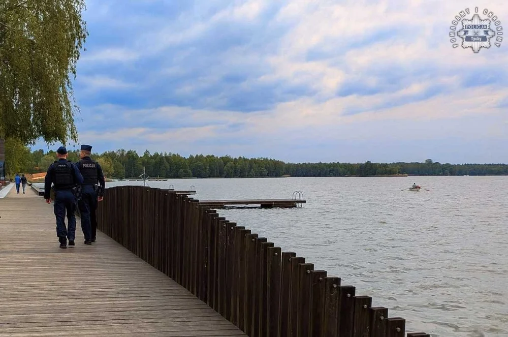 Policjanci nad Jeziorem Paprocańskim. Trwa sezonowy nadzór nad wodą