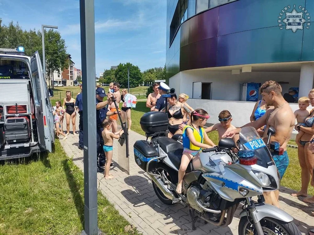 Policjanci w Wodnym Parku Tychy. Bezpieczny i radosny Dzień Dziecka za nami
